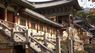 安養門に上る階段で・・・