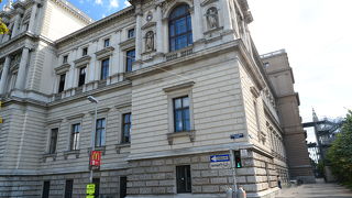 ネオ・ルネサンス様式の壮麗な建物