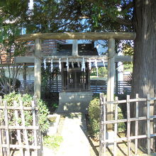 隣接する近藤神社