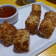 サイコロ状タピオカ。スウィートチリソースで食べます。