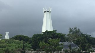 綺麗な公園の中で平和を誓う！