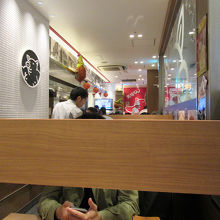 案内された4人テーブルは目隠し付