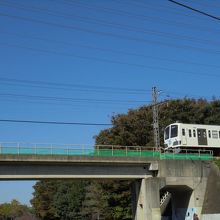 野川公園とは西武多摩川線を境に隣接
