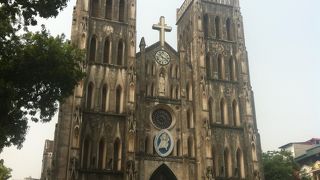 下町に突然現れる教会