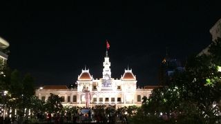 記念撮影をする観光客がいっぱい