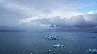 ヨークルスアゥルロゥン氷河湖の近く