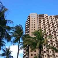 プールから撮影したホテルの概観。のんびり過ごしましょう！