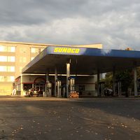 反対隣にはスタンド(コンビ併設)があります。