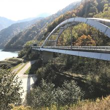 札内川ヒュッテ前の駐車場からダム湖を望む