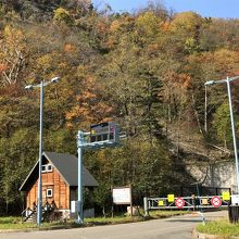 札内川ヒュッテと通行止めのゲート