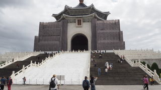 広大な敷地と巨大建築物に圧倒