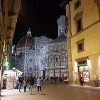 ホテルから徒歩5分でドゥオモです