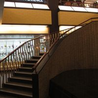 螺旋階段の下にはブライダルショップがありました