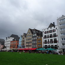 川に向かってかわいい建物が並びます