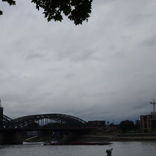 川を見ながらしばし休憩。渡ってきた橋が見えます。