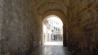 中世へのトンネル