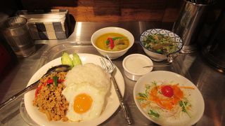 バンコクの屋台のような狭い店内ですが、リーズナブルにタイ料理が楽しめます。