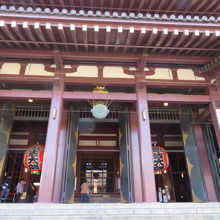 本堂内近くです