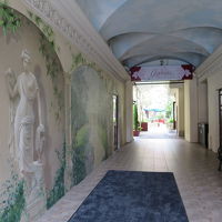 ホテルのアイアンの門をくぐってホテル入口までの小径