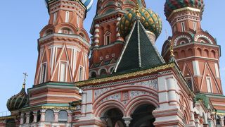 露西亜らしい建物カラフルな教会です。内部も素晴らしいかったです。アカペラの聖歌も良かったです。