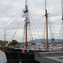 ビュグドイ側の桟橋に係留されていた帆船