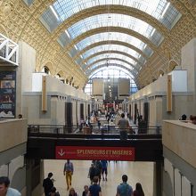 屋根に駅の面影が残る。