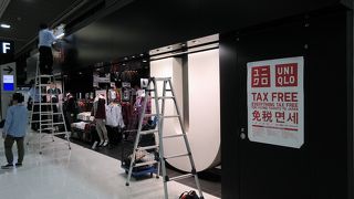 チェックインカウンターの前にユニクロがありました。