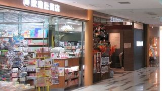 旅行関連書籍以外に文庫本や雑誌も豊富です。