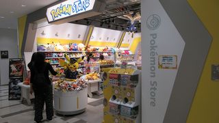 自分用にピカチュウのフュギュアなど物色