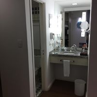 狭くて暗くてお湯はぬるい（ビーチリゾート用なので）