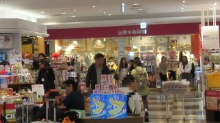 日本の夏が終わっても、東南アジアなどに行く際に水着など購入できて便利です。