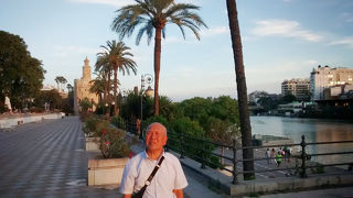 グアダルキビル川の遊歩道を歩いていれば、すぐ見つかる面白い形の塔です