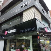 このビルの２階