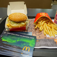 手前のオーロラの絵葉書がもらえました