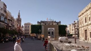 市庁舎に面しています