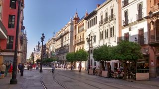 日本語に訳せば「憲法通り」です