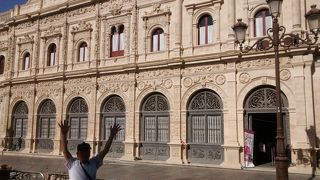 外面の石の凝った彫刻を鑑賞してください