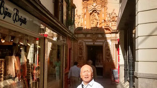 ピンク色と白色の外壁がたいへん鮮やかな建造物