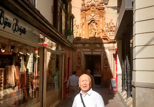 ピンク色と白色の外壁がたいへん鮮やかな建造物