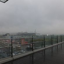 釜山港の裏口からターミナルビルを望む。