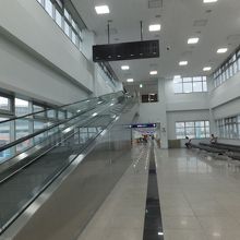 中はぴかぴか。通路。