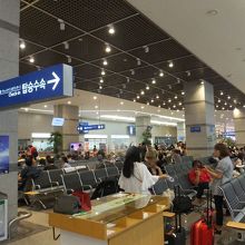 待合室。にぎやか。