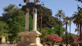 。モニュメントの真ん中に、船が突き刺さった感じであり、興味深かったでした