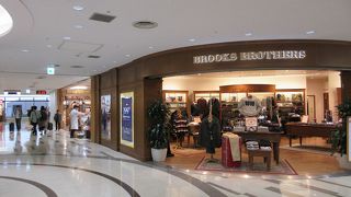 ジャケットなどメンズ向けが充実。さすがはネイビーブランド。