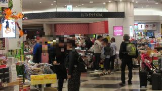 かわいらしい招き猫の置物や和風のデザインのお箸など。