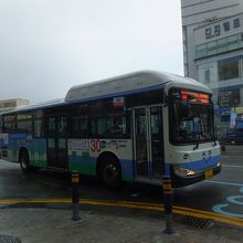 ハイブリッド車かな？屋上クーラーにしては大きいような。