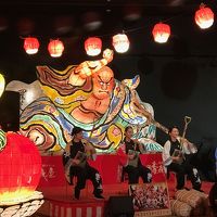 夜行われるシャベル三味線ライブショー