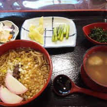 ソバ団子のぜんざいの付いた蕎麦セット　￥５１５