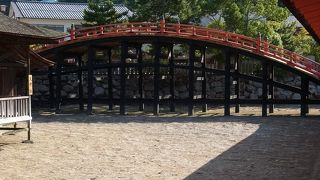 勅使が渡る橋。ただ、渡るにはちょっと急な気も。