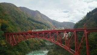 トロッコが渡る赤い橋です。